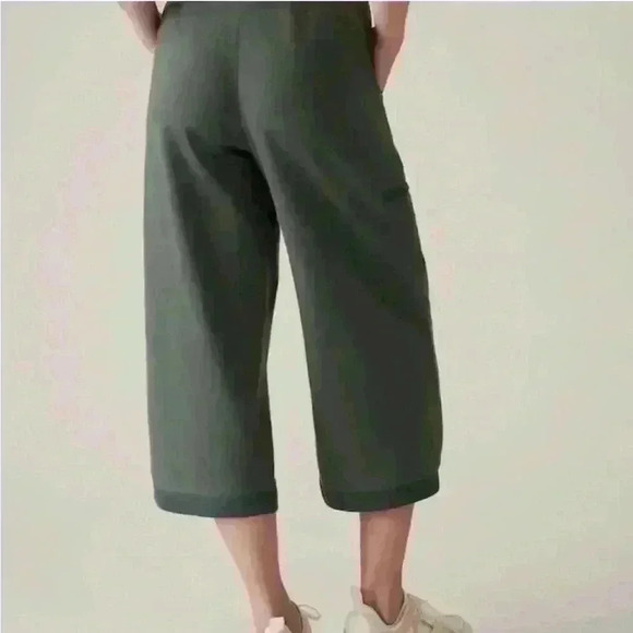 ATHLETA WOMENS GREEN TRIUMPH HYBRID WIDE LEG CROP MEDIUM - Picture 2 of 8
